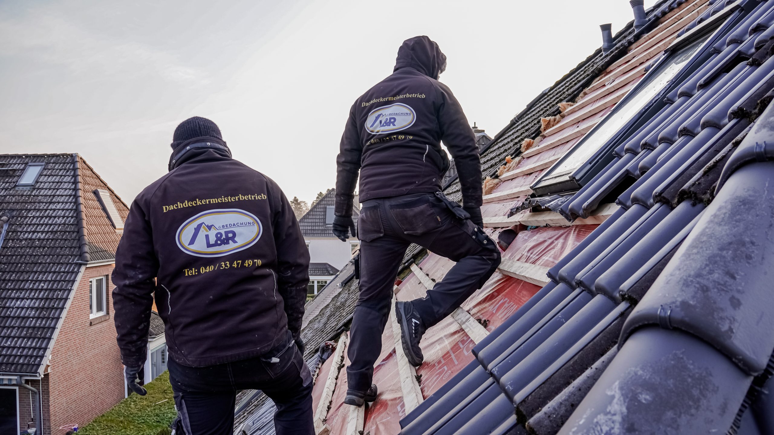 Dachdecker von L&R Bedachung bei der Arbeit